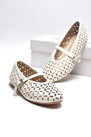 [New Color] Giày Búp Bê Có Quai Ngang Da Lỗ Họa Tiết Lá Đối Xứng Thoáng Khí Mềm Mại Đế Chống Trơn Merly 1642 Trắng Hạt Dẻ, Giày Được Cắt Họa Tiết Lazer Hoa Mùa Hè, Giày Búp Bê Bigsize, Giày Bệt Nữ Quai Ngang