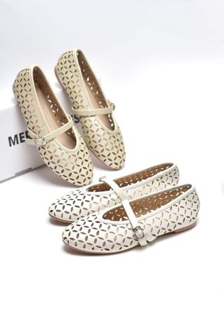 [New Color] Giày Búp Bê Có Quai Ngang Da Lỗ Họa Tiết Lá Đối Xứng Thoáng Khí Mềm Mại Đế Chống Trơn Merly 1642 Trắng Hạt Dẻ, Giày Được Cắt Họa Tiết Lazer Hoa Mùa Hè, Giày Búp Bê Bigsize, Giày Bệt Nữ Quai Ngang