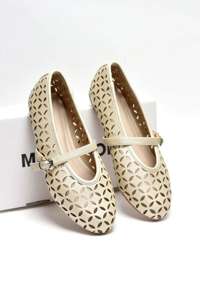 [New Color] Giày Búp Bê Có Quai Ngang Da Lỗ Thoáng Khí Mềm Mại Đế Chống Trơn Merly 1642 Kem Vàng Nhũ, Giày Được Cắt Họa Tiết Lazer Hoa Mùa Hè, Giày Búp Bê Bigsize, Giày Bệt Nữ Quai Ngang