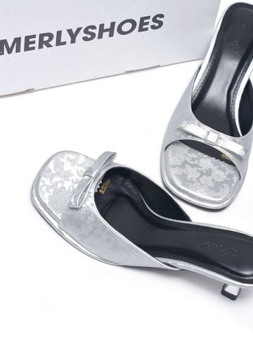 Guốc Gấm Nơ Xinh Gót Nhọn 5cm Merly 1646-5P Ghi Gấm, Dép Cao Gót Quai Ngang Đính Nơ, Guốc Nữ Bigsize, Mules, Dép Guốc Hè 2026