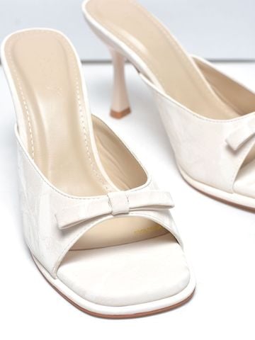 Guốc Nữ Quai Ngang Nơ Nhỏ Gót Nhọn Cao 9cm Có Đúp Mũi Merly 1646 Trắng Ivory, Guốc Nữ Bigsize 35-43, Dép Cao Gót Nữ Tính, Guốc Mules Mũi Vuông, Dép Guốc Hè 2026