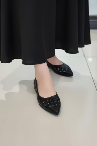 [Phom To] Giày Búp Bê Đen Cắt Họa Tiết Lazer Hoa Lá Merly 1648 Đen Bám Nền Mũi Nhọn Da Mềm, Giày Bệt Mũi Nhọn, Giày Búp Bê Mũi Nhọn, Giày Công Sở Nữ