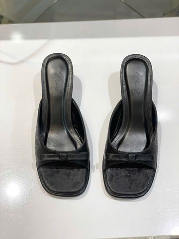 Guốc Gấm Nơ Xinh Gót Nhọn 5cm Merly 1646-5P Đen Gấm, Dép Cao Gót Quai Ngang Đính Nơ, Guốc Nữ Bigsize, Mules, Dép Guốc Hè 2026