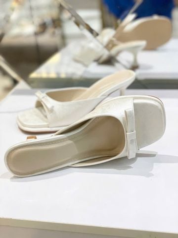 Guốc Gấm Nơ Xinh Gót Nhọn 5cm Merly 1646-5P Trắng Gấm, Dép Cao Gót Quai Ngang Đính Nơ, Guốc Nữ Bigsize, Mules, Dép Guốc Hè 2026