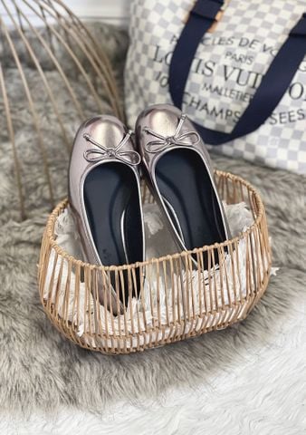 Giày Búp Bê Màu Bạc Nơ Nhí Mũi Tròn Da Mềm Mại Merly 1636