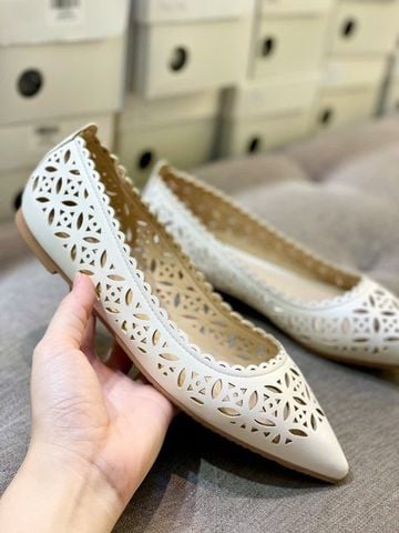 [Phom To] Giày Búp Bê Trắng Cắt Họa Tiết Lazer Hoa Lá Merly 1648 Trắng Hồng Bám Nền Mũi Nhọn Da Mềm, Giày Bệt Mũi Nhọn, Giày Búp Bê Mũi Nhọn, Giày Công Sở Nữ