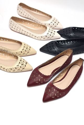 Giày Búp Bê Kem Mũi Nhọn Đỏ Họa Tiết Lỗ Hoa Lá Vintage Cổ Điển Đẹp Bigsize Merly