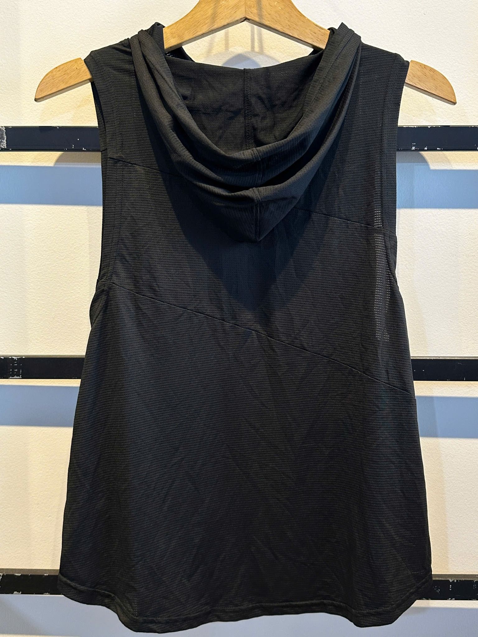  Áo Thể Thao Singlet Tailwind Black Có Nón 