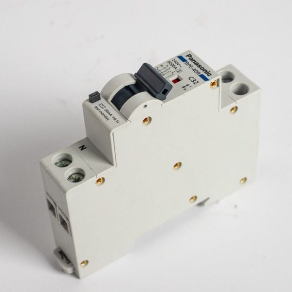 Cầu dao RCBO Compact Panasonic BBPE 1P+E 30mA 6kA