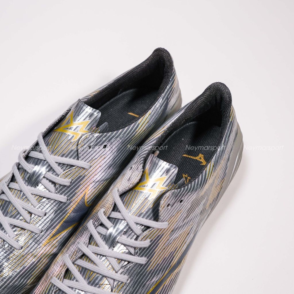 Giày đá bóng cỏ tự nhiên Mizuno Alpha II Elite FG Platinum Silver - Galaxy Silver/Gold P1GA256204