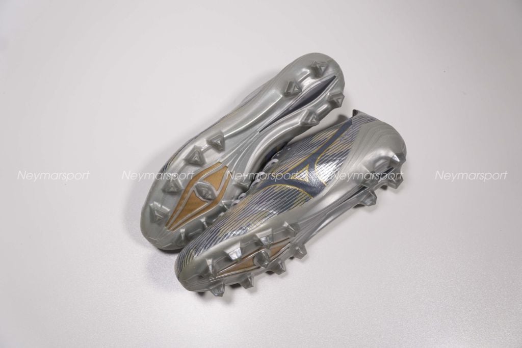Giày đá bóng cỏ tự nhiên Mizuno Alpha II Elite FG Platinum Silver - Galaxy Silver/Gold P1GA256204