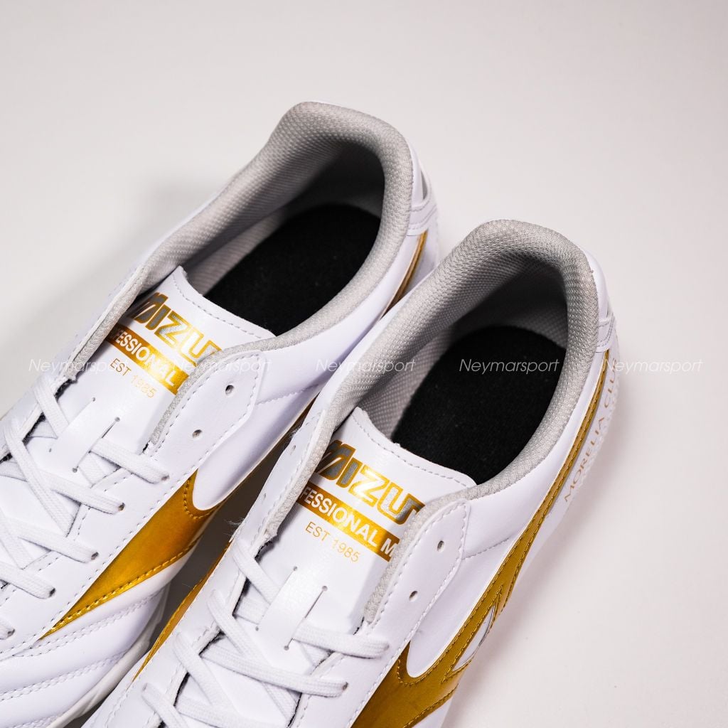 Giày đá bóng cỏ nhân tạo Mizuno Morelia II Club AS TF - White/Gold P1GD260850