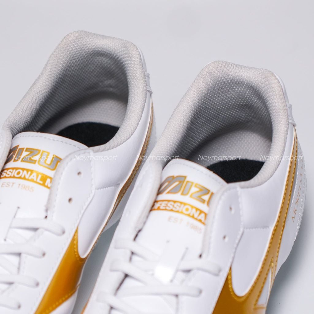 Giày đá bóng cỏ tự nhiên Mizuno Morelia II Club FG - White/Gold P1GA260850