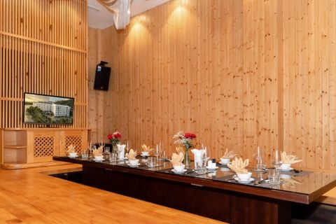  LOTUS CHAMBER (Dining room) 