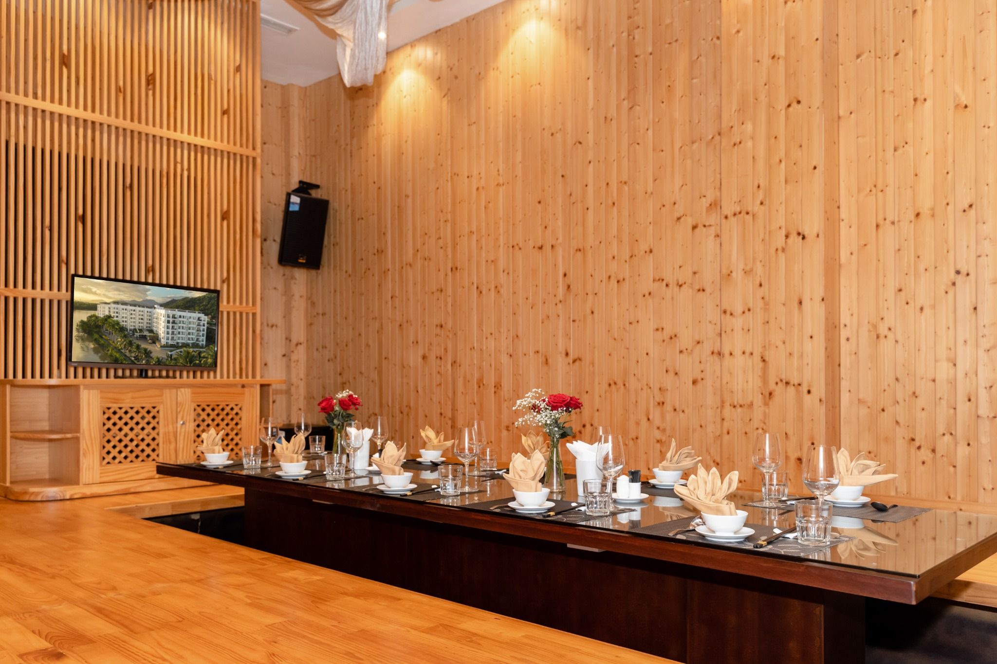 LOTUS CHAMBER (Dining room)