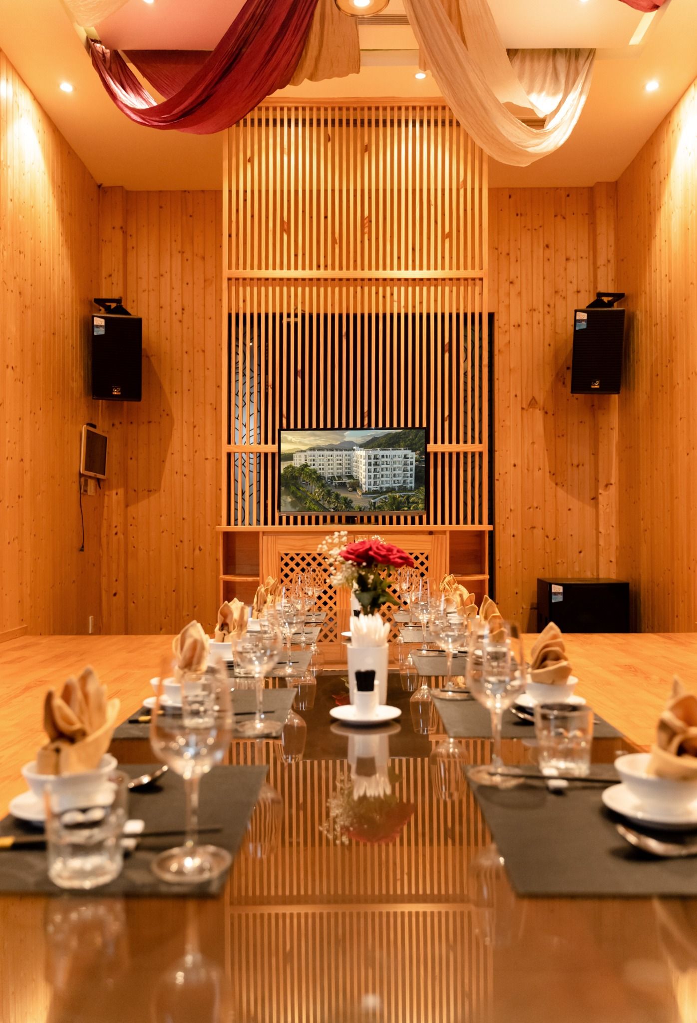 LOTUS CHAMBER (Dining room)