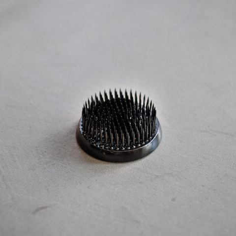 Bàn Chông Tròn Cắm Hoa Daimaru, Màu Đen - Ishizaki - f80x21mm (B106)