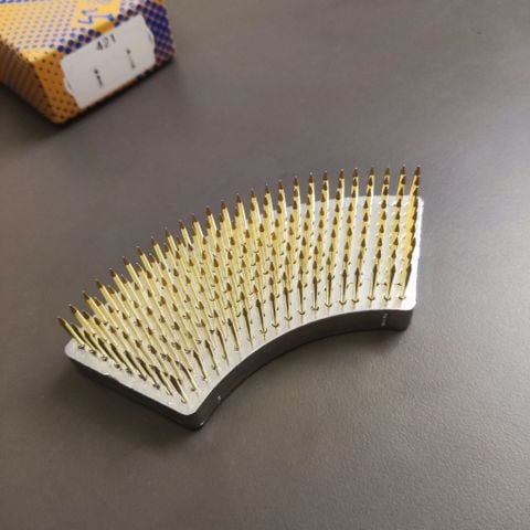 Kenzan Cong Cắm Hoa Ikebana - Hình Quạt - Ishizaki 100x35x21mm (421)