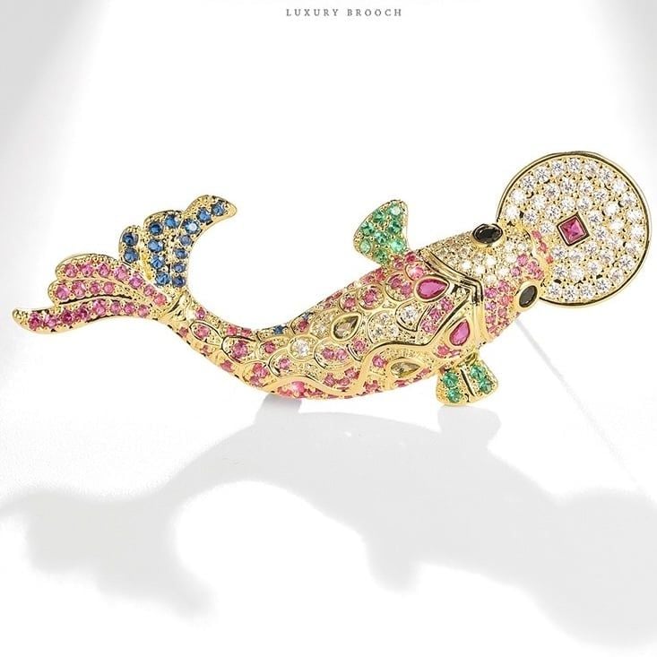  Cài Áo Con Cá Chép Ngậm Đồng Tiền Vàng Pha Lê Màu May Mắn 