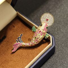  Cài Áo Con Cá Chép Ngậm Đồng Tiền Vàng Pha Lê Màu May Mắn 