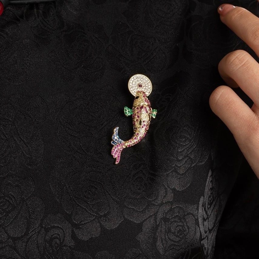  Cài Áo Con Cá Chép Ngậm Đồng Tiền Vàng Pha Lê Màu May Mắn 