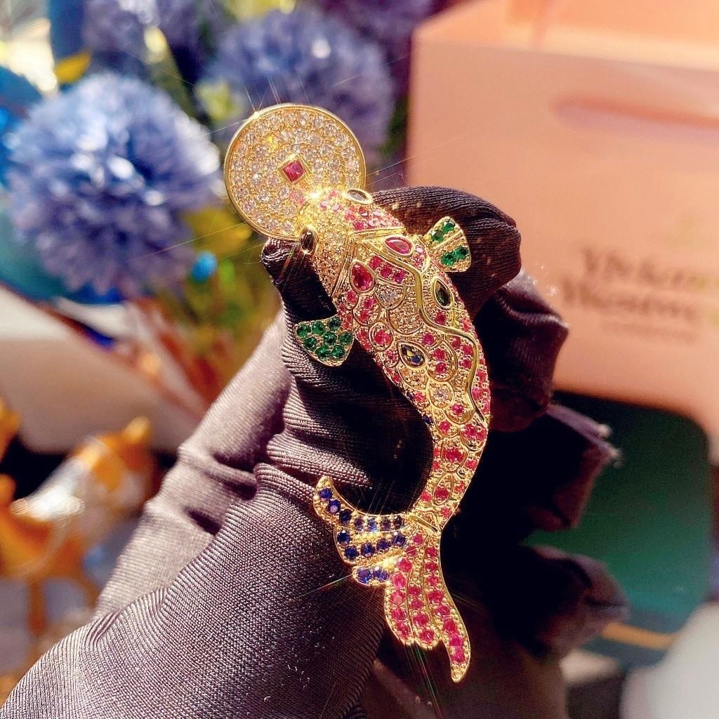  Cài Áo Con Cá Chép Ngậm Đồng Tiền Vàng Pha Lê Màu May Mắn 