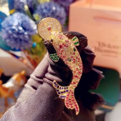  Cài Áo Con Cá Chép Ngậm Đồng Tiền Vàng Pha Lê Màu May Mắn 