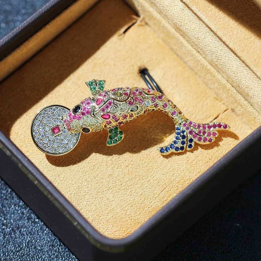  Cài Áo Con Cá Chép Ngậm Đồng Tiền Vàng Pha Lê Màu May Mắn 