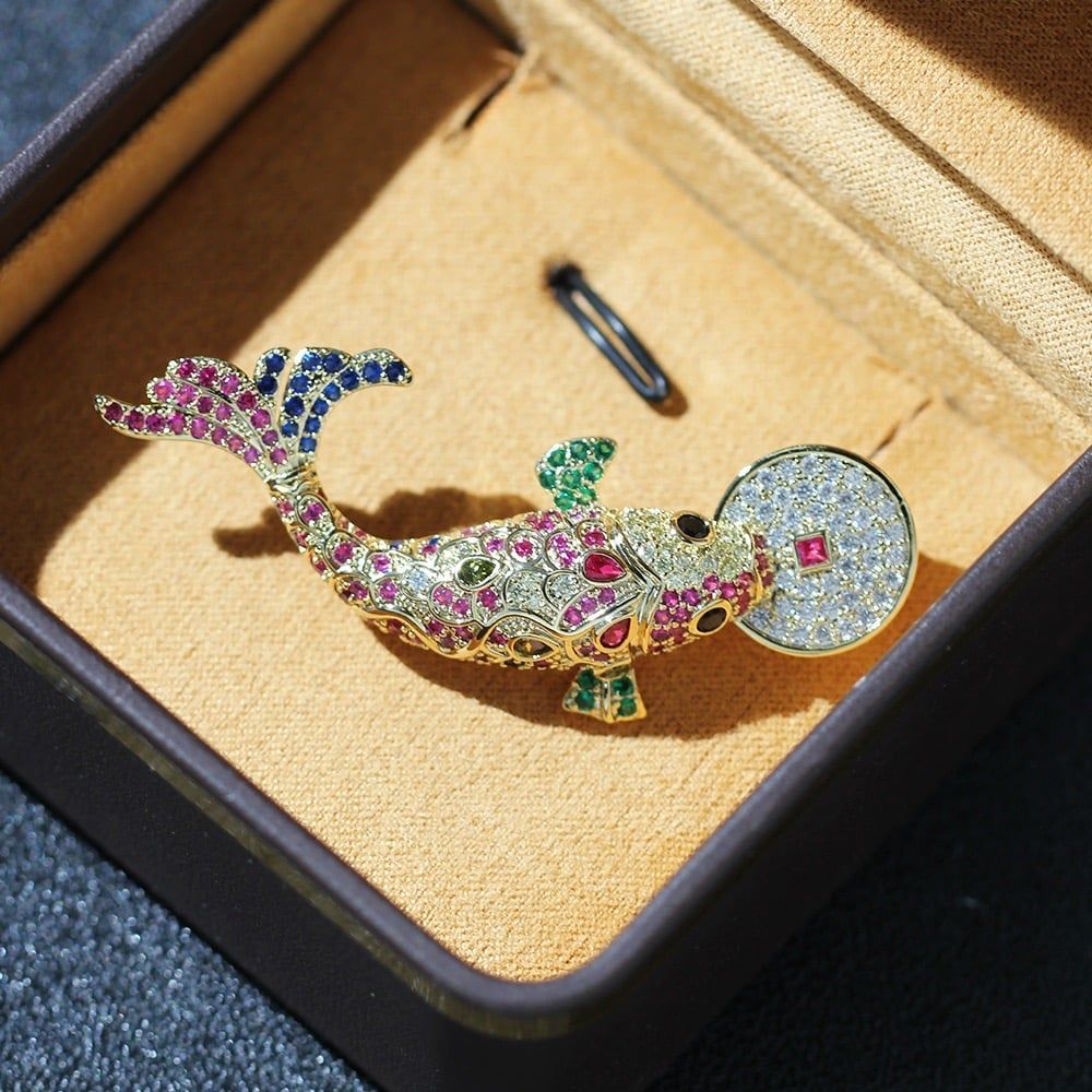  Cài Áo Con Cá Chép Ngậm Đồng Tiền Vàng Pha Lê Màu May Mắn 