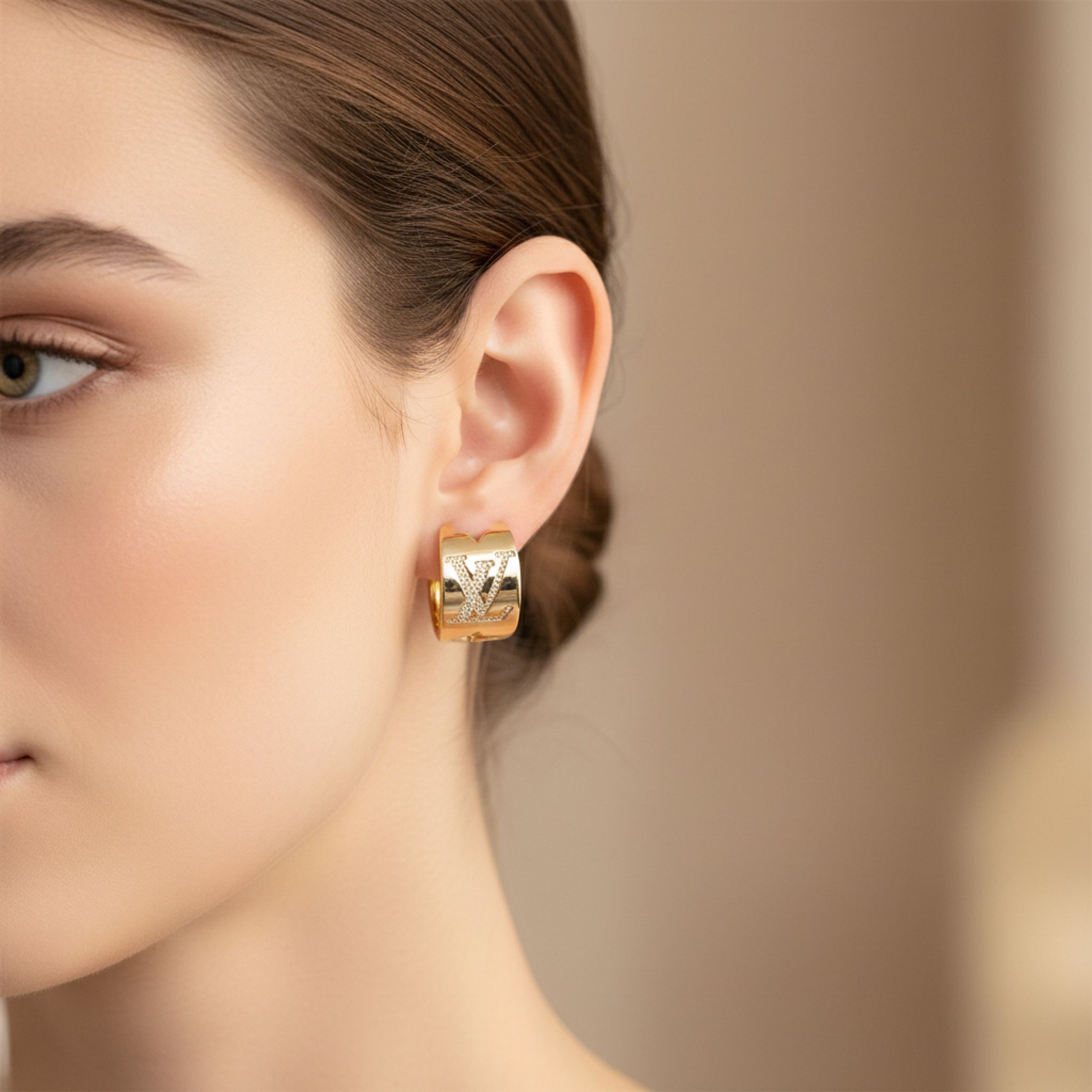  Bông Tai LV Bản To Ôm Vành Tai Màu Vàng Pha Lê Trắng (AB) 