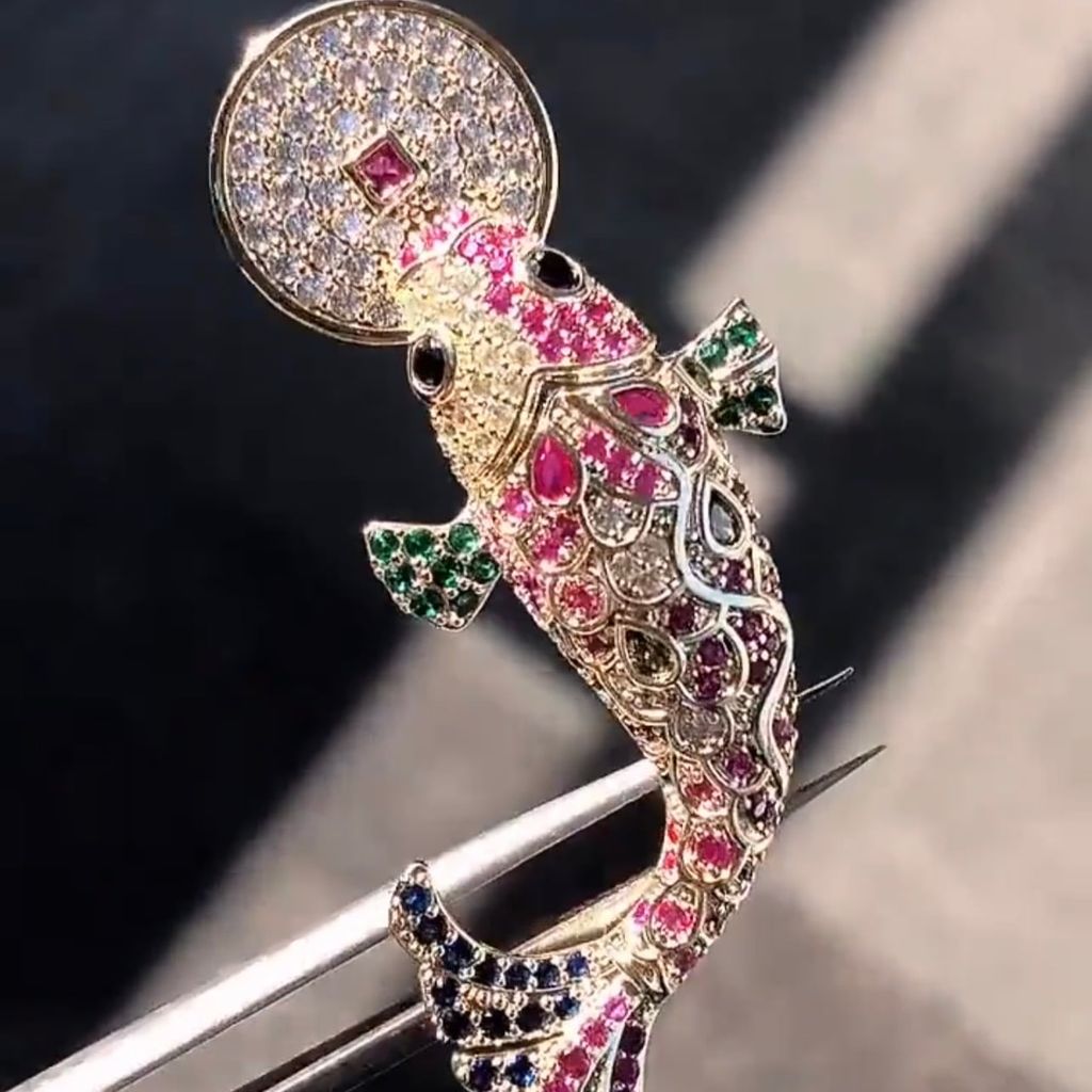  Cài Áo Con Cá Chép Ngậm Đồng Tiền Vàng Pha Lê Màu May Mắn 