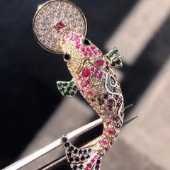  Cài Áo Con Cá Chép Ngậm Đồng Tiền Vàng Pha Lê Màu May Mắn 