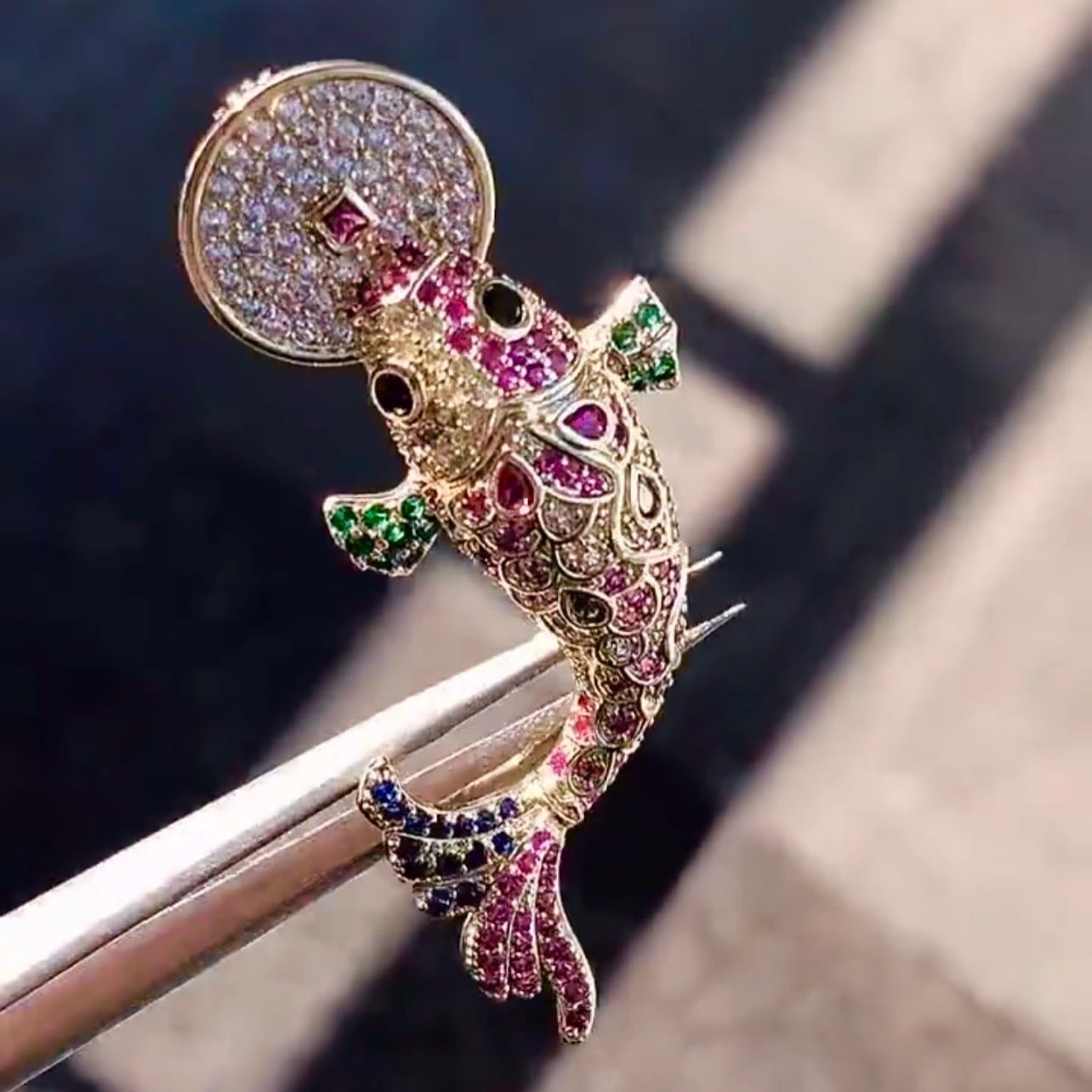  Cài Áo Con Cá Chép Ngậm Đồng Tiền Vàng Pha Lê Màu May Mắn 