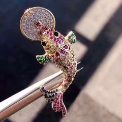  Cài Áo Con Cá Chép Ngậm Đồng Tiền Vàng Pha Lê Màu May Mắn 