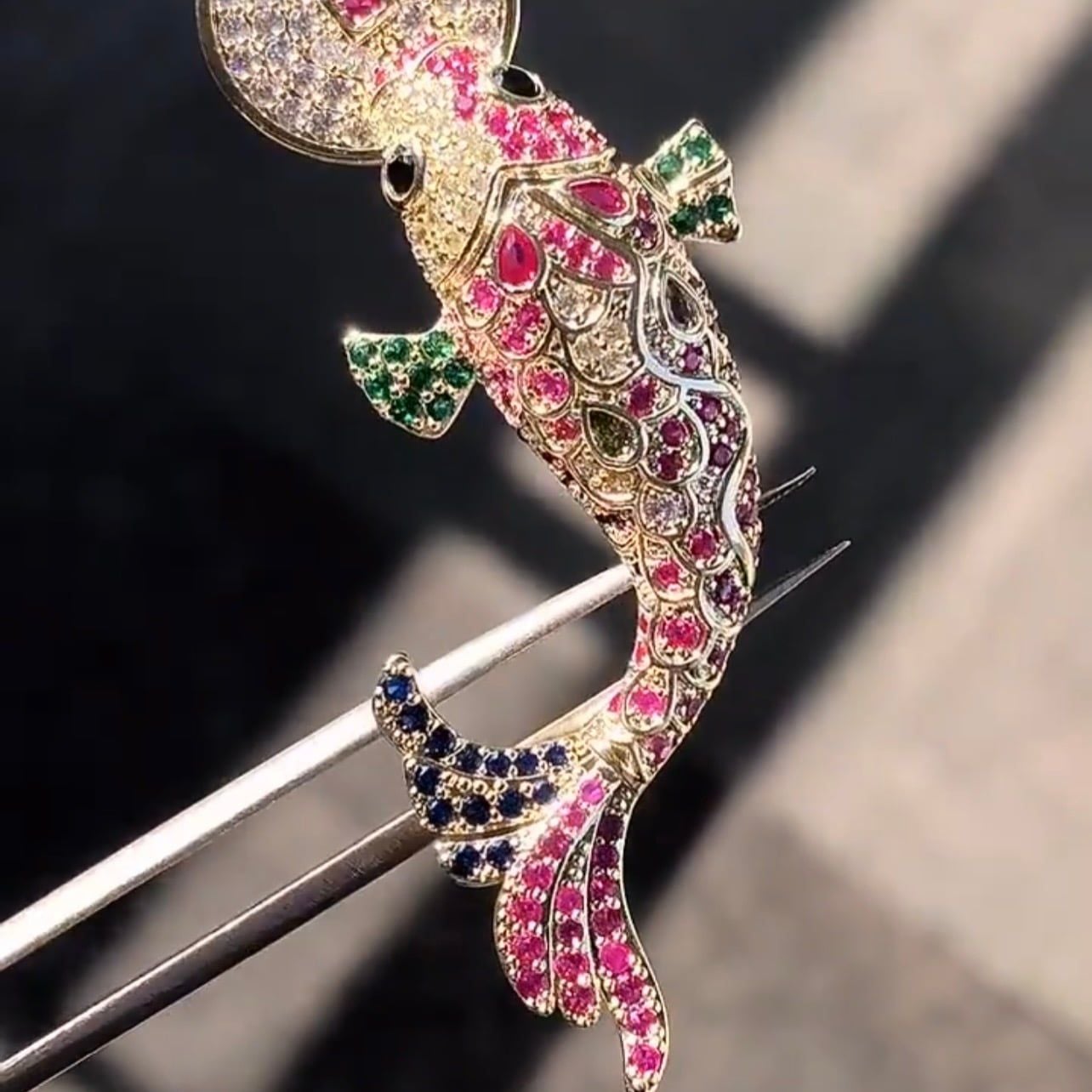  Cài Áo Con Cá Chép Ngậm Đồng Tiền Vàng Pha Lê Màu May Mắn 