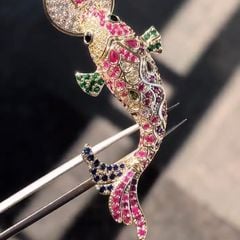  Cài Áo Con Cá Chép Ngậm Đồng Tiền Vàng Pha Lê Màu May Mắn 