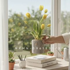 Chậu hoa tulip vàng để bàn trang trí
