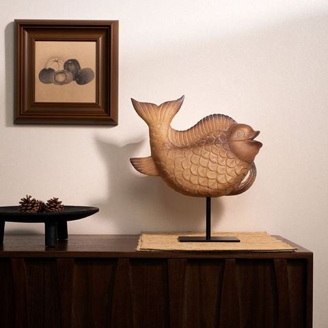 Gợi ý cách bày trí tượng decor cá phong thủy giúp không gian phòng khách thêm phần sang trọng, thu hút ánh nhìn.
