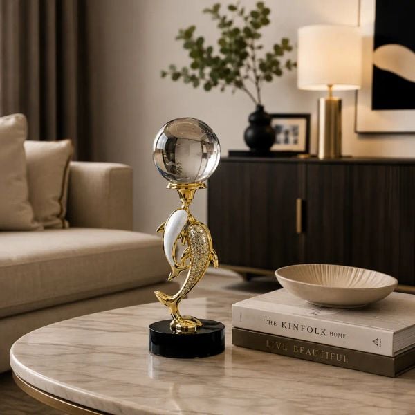 Tượng Cá Heo Nâng Quả Cầu Pha Lê decor phòng khách sang trọng