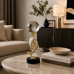 Tượng cá heo nâng quả cầu pha lê