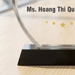 Kỷ niệm chương pha lê hình giọt nước tặng vinh danh tập thể xuất sắc của doanh nghiệp