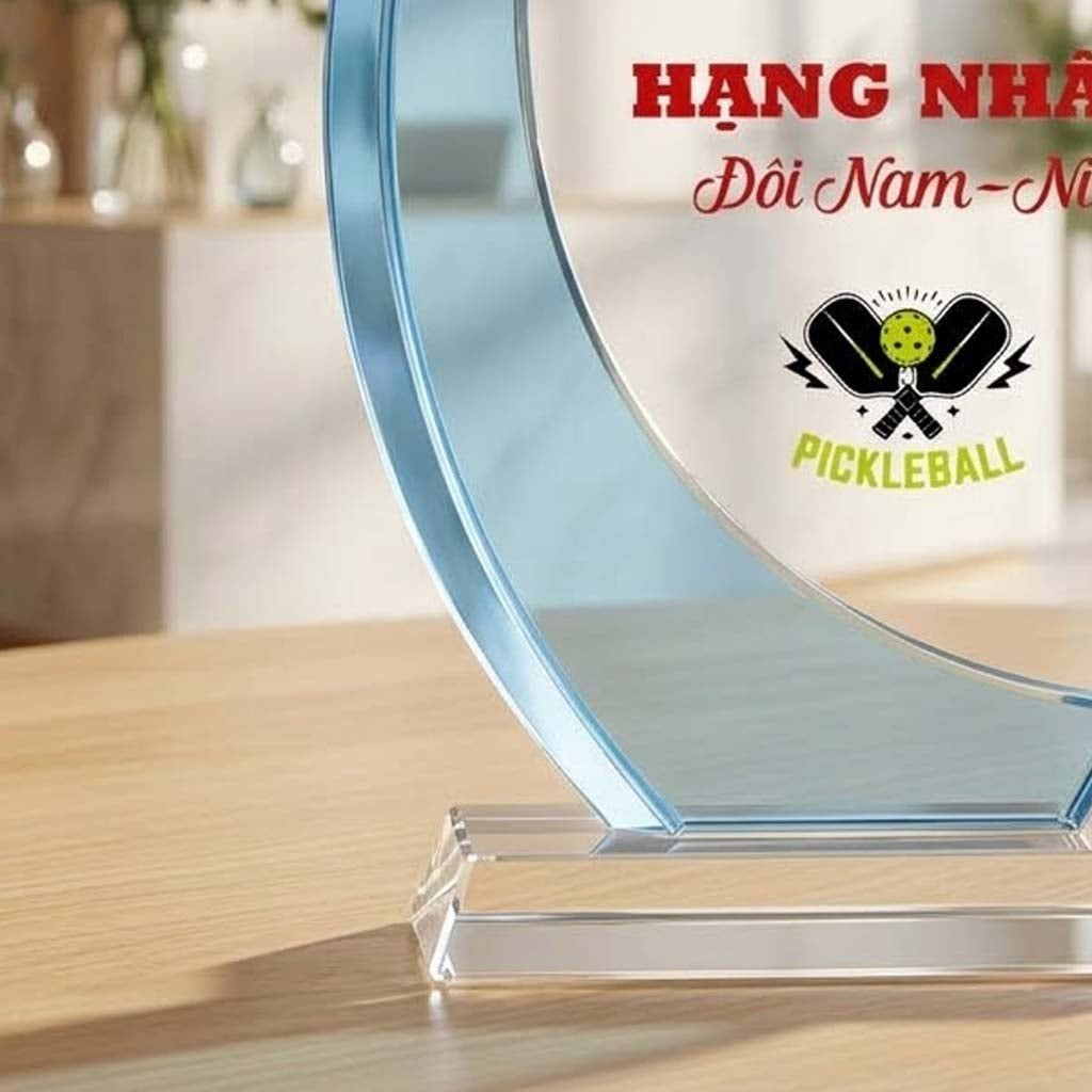 Cúp Pickleball pha lê trao giải hay lưu niệm ở những giải pickleball