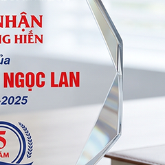 Kỷ niệm chương pha lê hình ngọn lửa tri ân nhân viên gắn bó và cống hiến cho doanh nghiệp