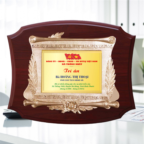 Kỷ niệm chương gỗ tri ân những đóng góp của lãnh đạo xã cho sự phát triển của địa phương