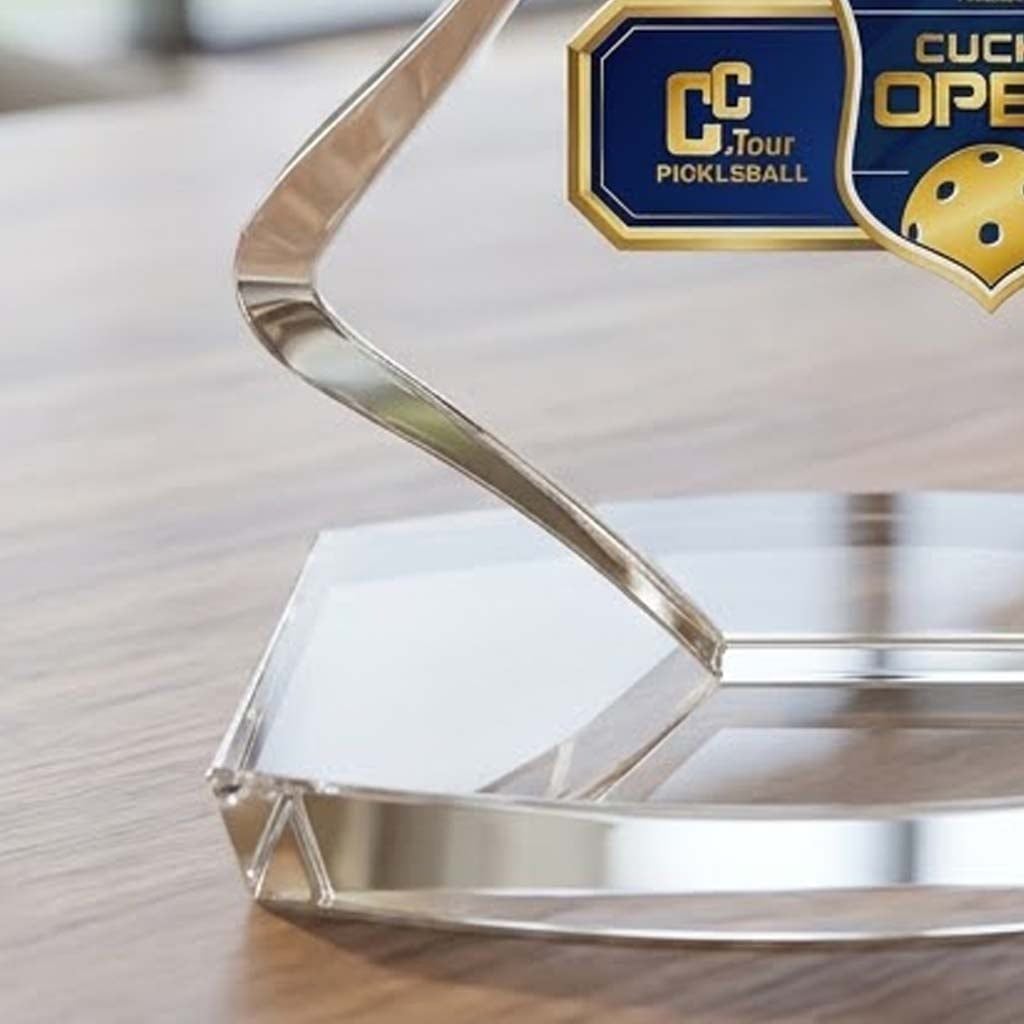 Cúp Pickleball pha lê trao giải hay làm quà tặng lưu niệm ở giải pickleball của cơ quan hiệp hội