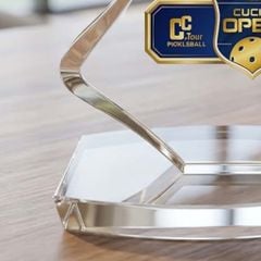 Cúp Pickleball pha lê trao giải hay làm quà tặng lưu niệm ở giải pickleball của cơ quan hiệp hội