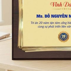 Bảng tri ân nhân viên 20 năm gắn bó cống hiến cho doanh nghiệp