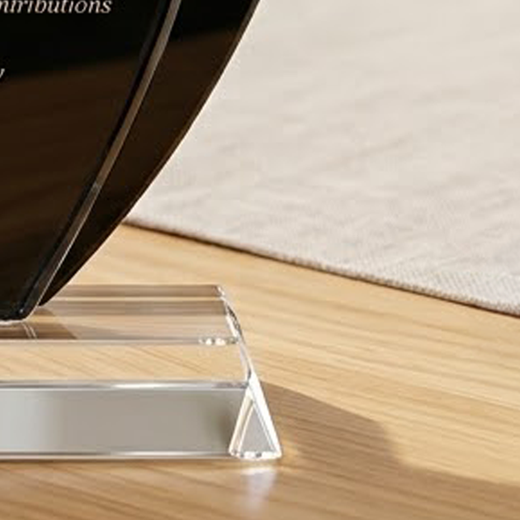 Kỷ niệm chương pha lê hình ngọn lửa vinh danh nhân viên nhân kỷ niệm 15 năm thành lập công ty