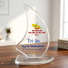 Kỷ niệm chương pha lê hình chiếc thuyền tri ân cá nhân có nhiều đóng góp cho sự phát triển của địa phương