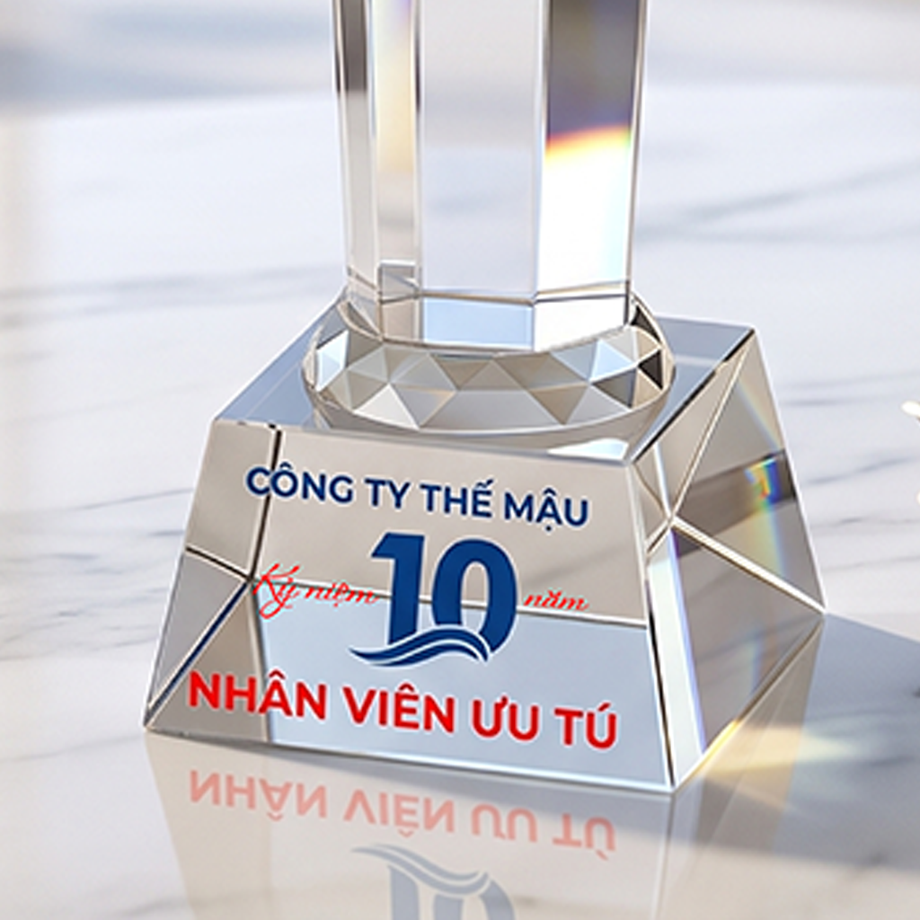 Cúp pha lê vinh danh nhân viên ưu tú kỷ niệm 10 năm thành lập công ty